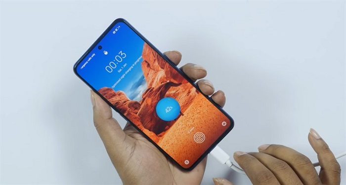 Máy được trang bị công nghệ sạc nhanh 150W, chỉ mất 14 phút để có thể sạc đầy pin