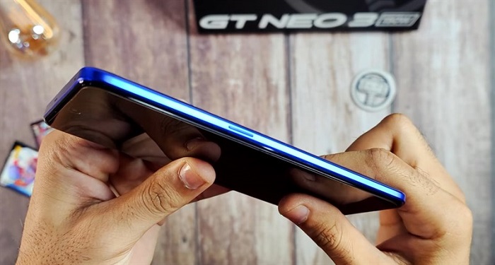 Cạnh phải là nơi đặt nút nguồn