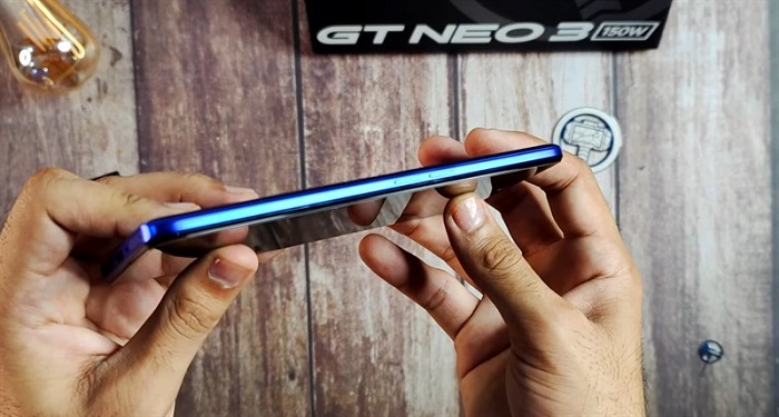 Cạnh trái là nơi đặt cụm phím tăng giảm âm lượng