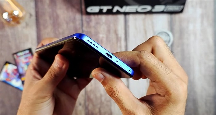 Cạnh dưới gồm cổng USB Type-C, khe SIM, mic thoại cùng dải loa ngoài