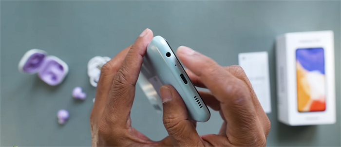 Cạnh dưới là nơi đặt khe cắm tai nghe 3.5 mm, mic thoại, cổng sạc USB-C và dải loa