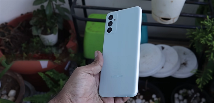 Samsung còn trang bị cho Galaxy F13 sạc nhanh công suất 15W