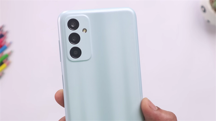 Mặt lưng nổi bật với cụm camera sau hình chữ nhật