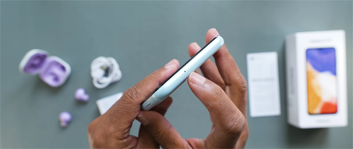 Cạnh trên là nơi đặt mic thoại