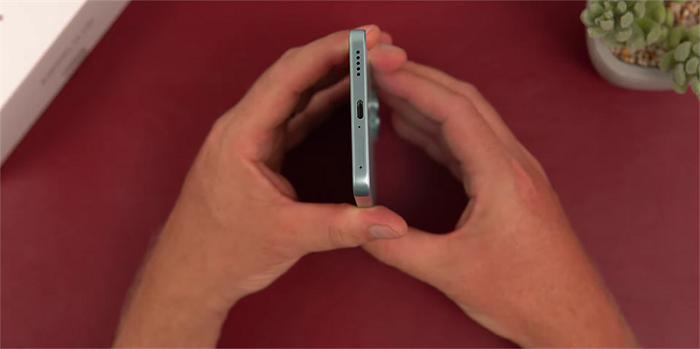 Cạnh dưới sẽ có loa ngoài, cổng sạc Type-C và khe cắm SIM