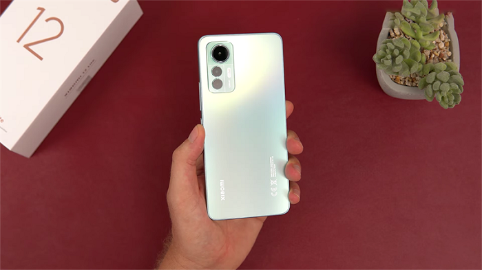 Nổi bật trên mặt lưng là cụm camera có thiết kế độc đáo 