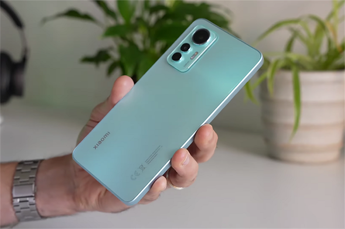 Màn hình có tốc độ làm tươi 120Hz giúp các thao tác vuốt chạm  trơn tru, mượt mà hơn