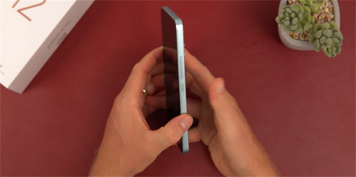 Cạnh phải chứa cụm phím tăng/giảm âm lượng và nút nguồn