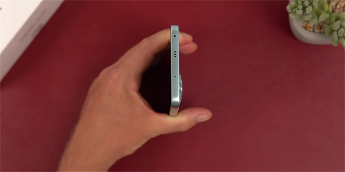 Cạnh trên chứa dải loa, cảm biến hồng ngoại