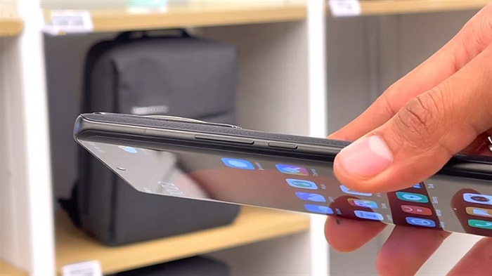 Cạnh phải là nơi đặt cụm phím tăng giảm âm lượng cùng nút nguồn