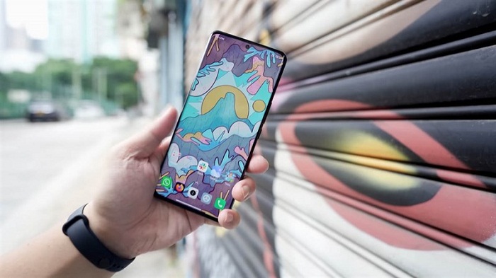 Xiaomi 12S Ultra có tần số quét lên tới 120Hz, cho thao tác vuốt chạm mượt mà, trơn tru hơn