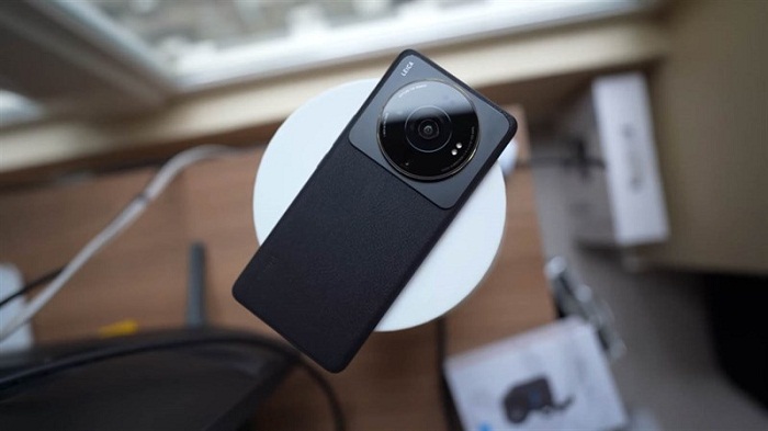 Xiaomi 12S Ultra có thiết kế tối giản nhưng mỗi chi tiết nhỏ đều được chăm chút khá tinh tế