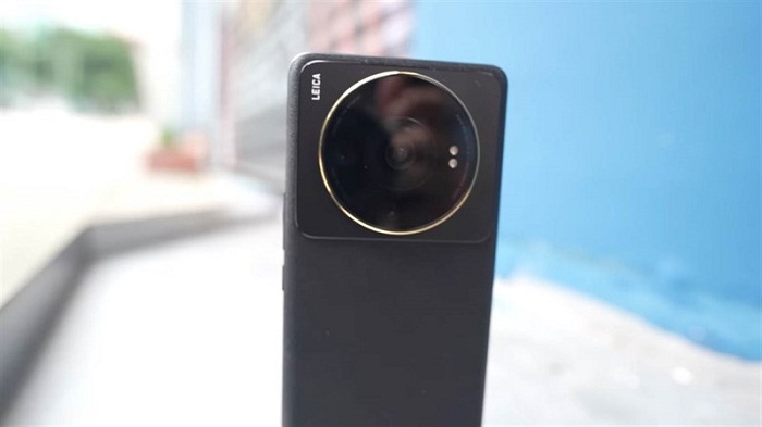 Cụm camera này còn được tô điểm bởi khung viền làm từ chất liệu vàng 23K cực sang trọng