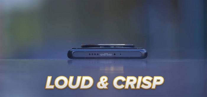 Cạnh trên là nơi đặt mic phụ cùng dải loa ngoài trong hệ thống loa kép