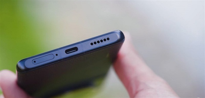 Cạnh dưới là nơi đặt khe SIM, mic thoại, cổng USB Type-C cùng dải loa ngoài thứ 2 trong hệ thống loa kép