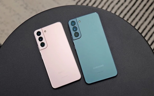 Màu hồng của Galaxy S22 có sắc độ nhẹ nhàng, thanh lịch