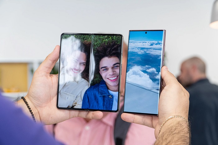 So sánh Samsung Galaxy Z Fold4 và Galaxy S22 Ultra