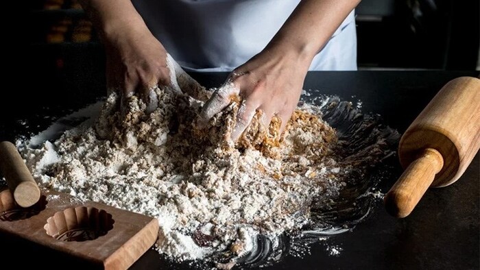 Áp dụng một số công thức trên để vỏ bánh mềm mịn