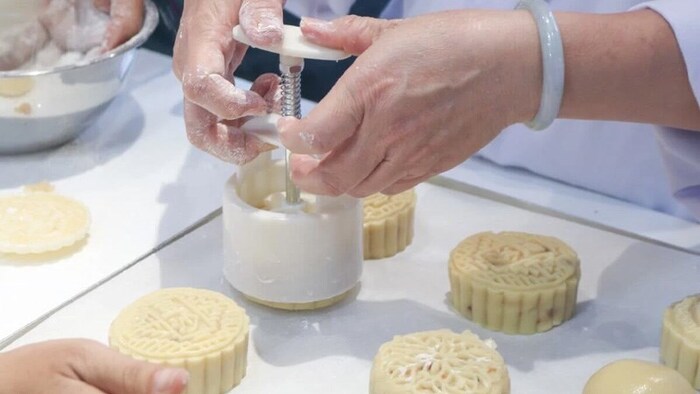 Bọc bánh với khối lượng thích hợp