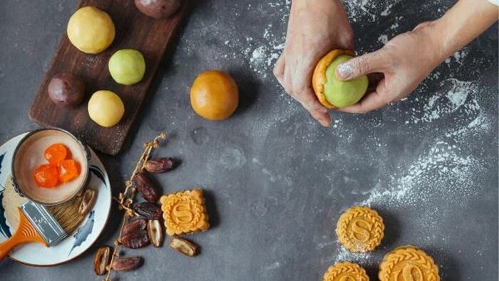 Bọc bánh tỷ lệ bột và nhân là 1:2 để vỏ bánh dày vừa đủ