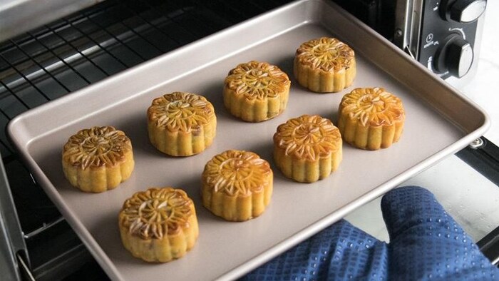 Set nhiệt độ nướng thích hợp để vỏ bánh mềm mịn, vàng đều