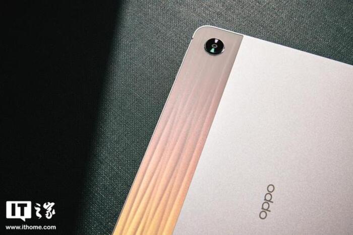 Camera phía sau và dùng chữ OPPO nhận diện thương hiệu