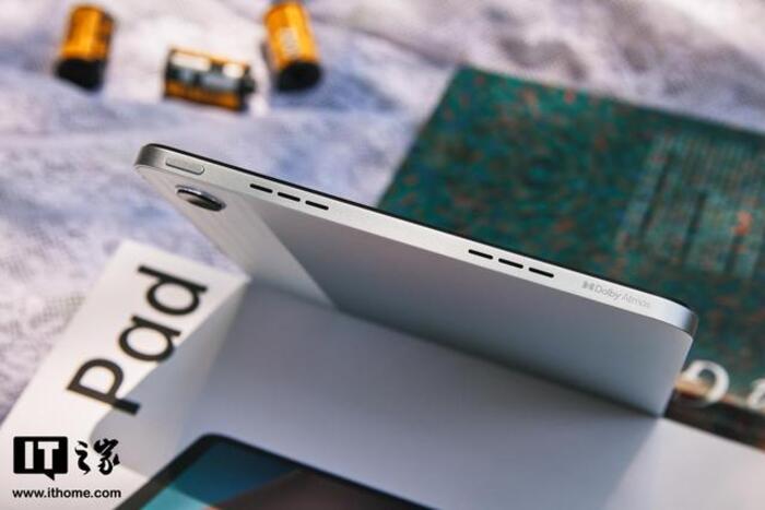 Máy được trang bị 4 loa đối xứng, khoang âm thanh 0,8cc với loa toàn dải 1W và hỗ trợ âm thanh vòm ba chiều Dolby Atmos 360 độ