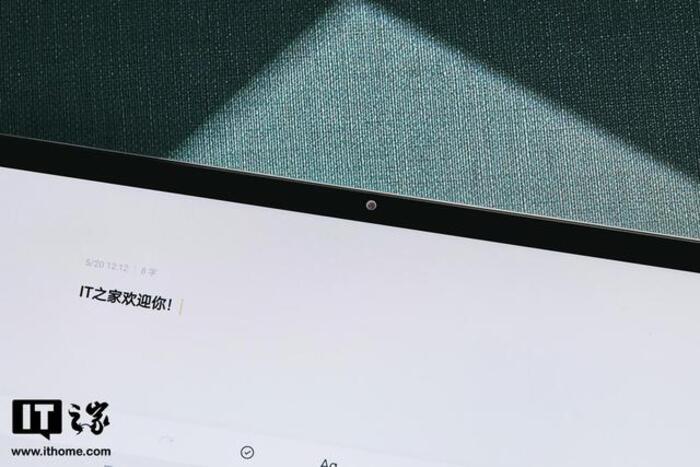 Camera sefie đặt ở nốt ruồi chính giữa