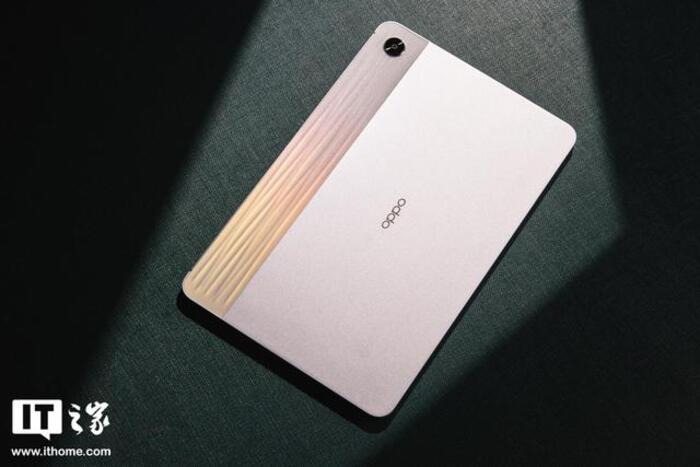 Mặt lưng thiết kế sọc đẹp mắt