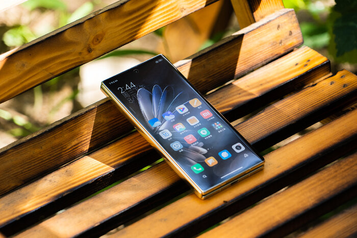 Camera selfie được đặt ở nốt ruồi chính giữa