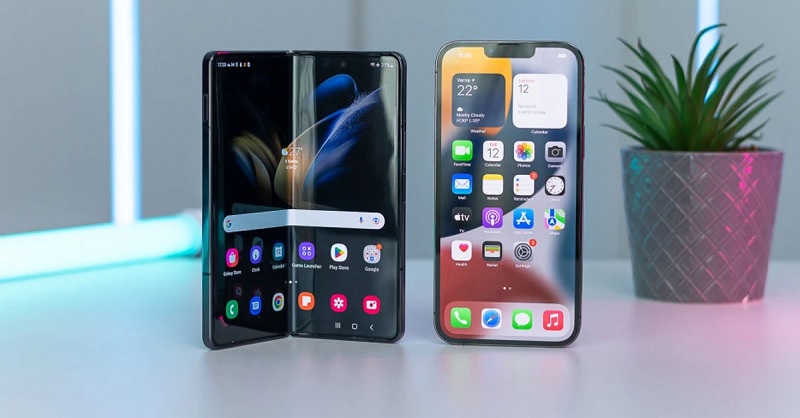So sánh Samsung Galaxy Z Fold4 và iPhone 13 Pro Max