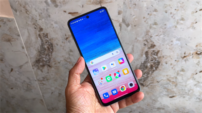 Thiết kế mặt trước của Redmi K50i 5G khá quen thuộc