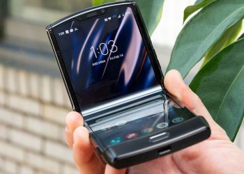 Mở hộp Moto Razr 2022: Đối thủ giá rẻ của Galaxy Z Flip4 nhưng “lạ lắm”