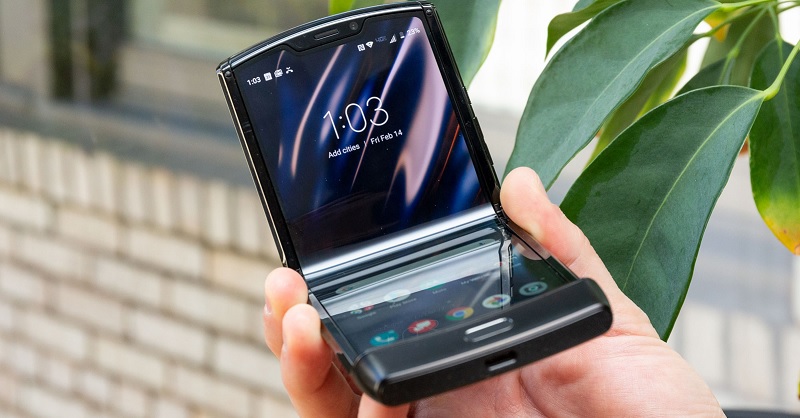 Mở hộp Moto Razr 2022: Đối thủ giá rẻ của Galaxy Z Flip4 nhưng “lạ lắm”