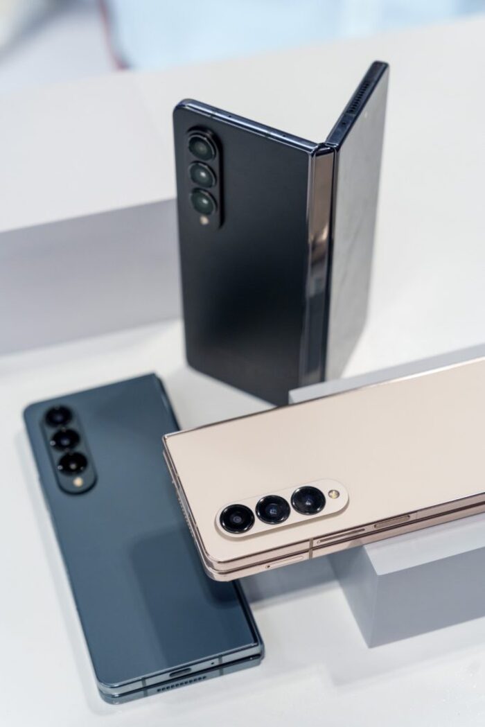 Galaxy Z Fold4 và Galaxy Z Fold3 đều có dung lượng pin 4400 mAh