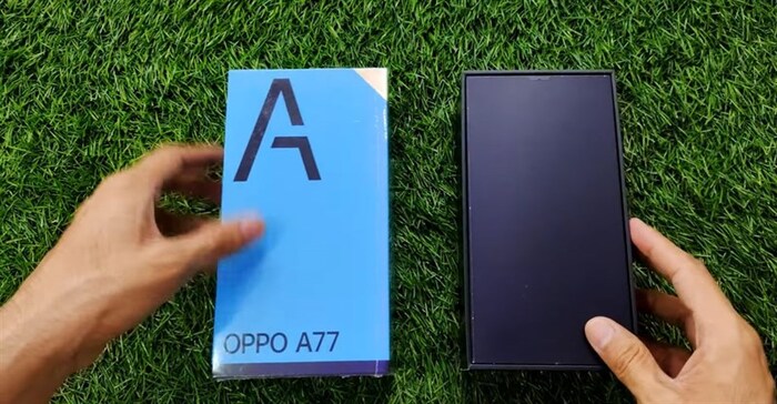 Hộp đựng OPPO A77 với thiết kế quen thuộc màu xanh dương chủ đạo