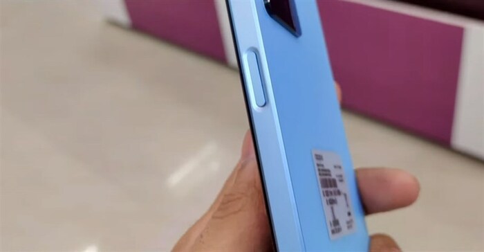 Cạnh phải của OPPO A77 là nơi đặt nút nguồn