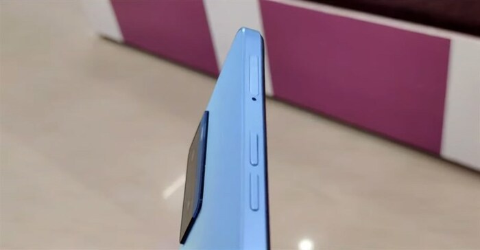 Còn cạnh trái của OPPO A77 sẽ là nơi đặt khe SIM cùng cụm phím tăng giảm âm lượng