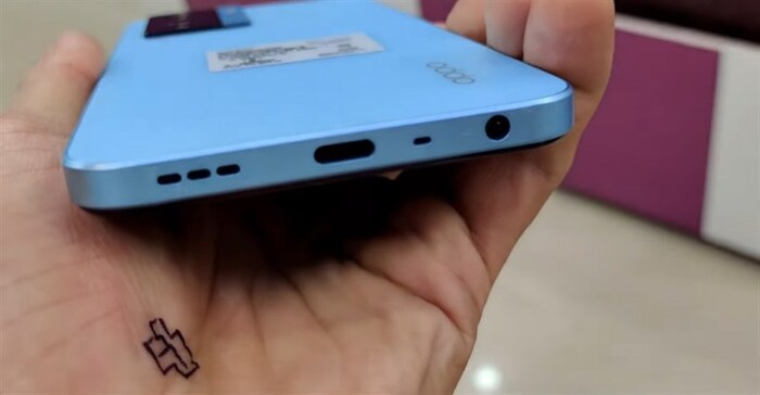 Cạnh dưới của OPPO A77 sẽ bao gồm mic thoại, cổng USB Type-C, dải loa ngoài và cổng tai nghe 3.5 mm