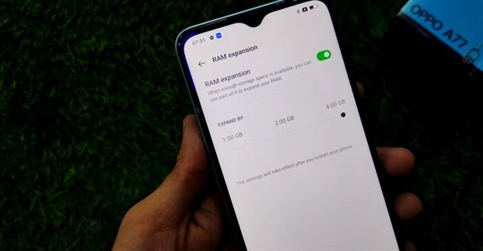 OPPO A77 có RAM 4 GB (hỗ trợ tối đa 4 GB RAM ảo) đi kèm 64 GB bộ nhớ trong