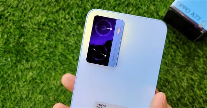 OPPO A77 có 2 cảm biến ở mặt lưng cùng camera selfie ở mặt trước