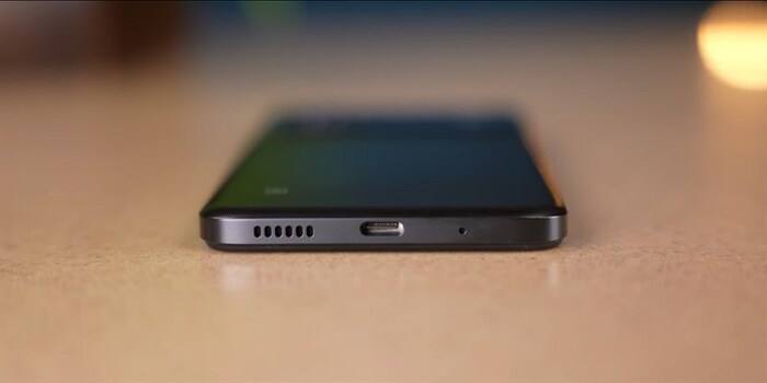 Cạnh dưới của POCO M4 5G bao gồm loa ngoài, mic thoại và cổng sạc USB-C