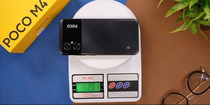 POCO M4 5G sở hữu khối lượng chỉ có 200 g cùng với thiết kế module camera vô cùng nổi bậ