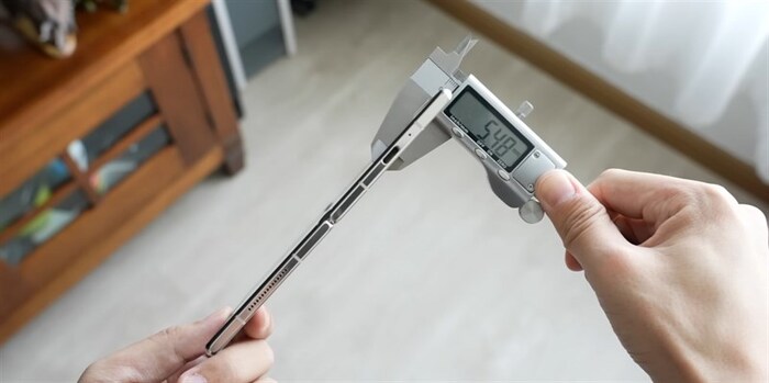 Khi gập ra máy cực kỳ mỏng khi chỉ dày 5.48 mm