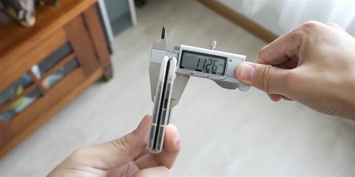 Còn khi gập lại Xiaomi MIX Fold cũng mỏng không kém khi chỉ dày khoảng 11.26 mm