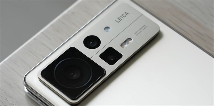 Cụm camera được thiết kế nằm ngang khá dị