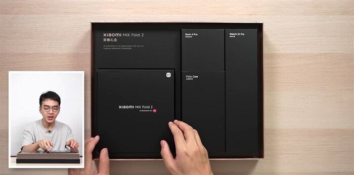 Rất nhiều hộp đựng khác nhau nhưng bài viết này chúng ta chỉ quan tâm đến Xiaomi MIX Fold 2 thôi nhé