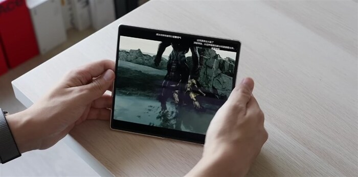 Trải nghiệm giải trí màn hình trong là rất tuyệt với độ phân giải 2K+