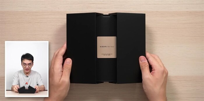 Hộp mở theo dạng cánh bướm và có bảng vàng VIP xuất hiện đầu tiên