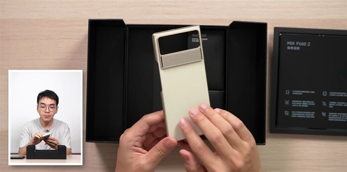 Xiaomi còn ưu ái tặng thêm một cái ốp lưng nữa